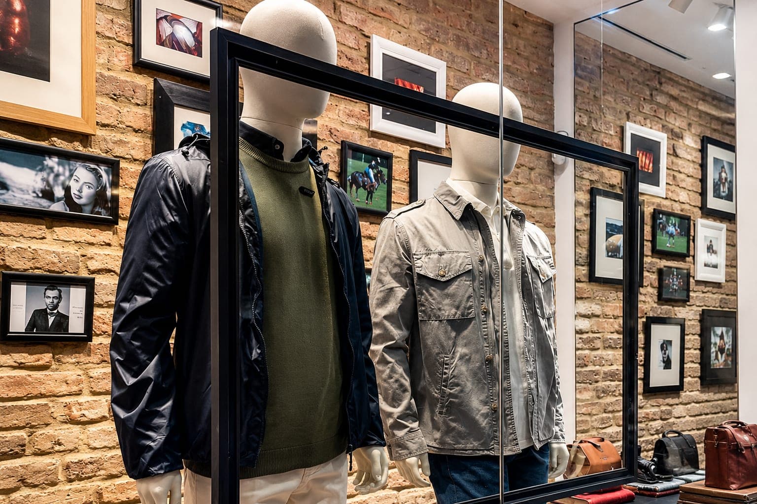 Vitrine de loja com divisória de vidro e mostruário